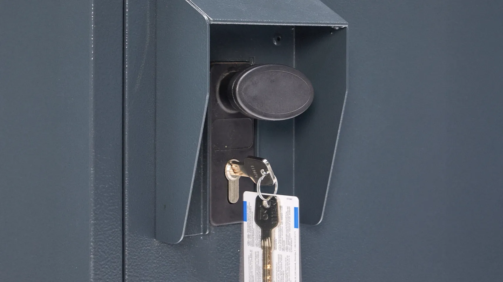 heavy_duty_bike_locker_lock.webp