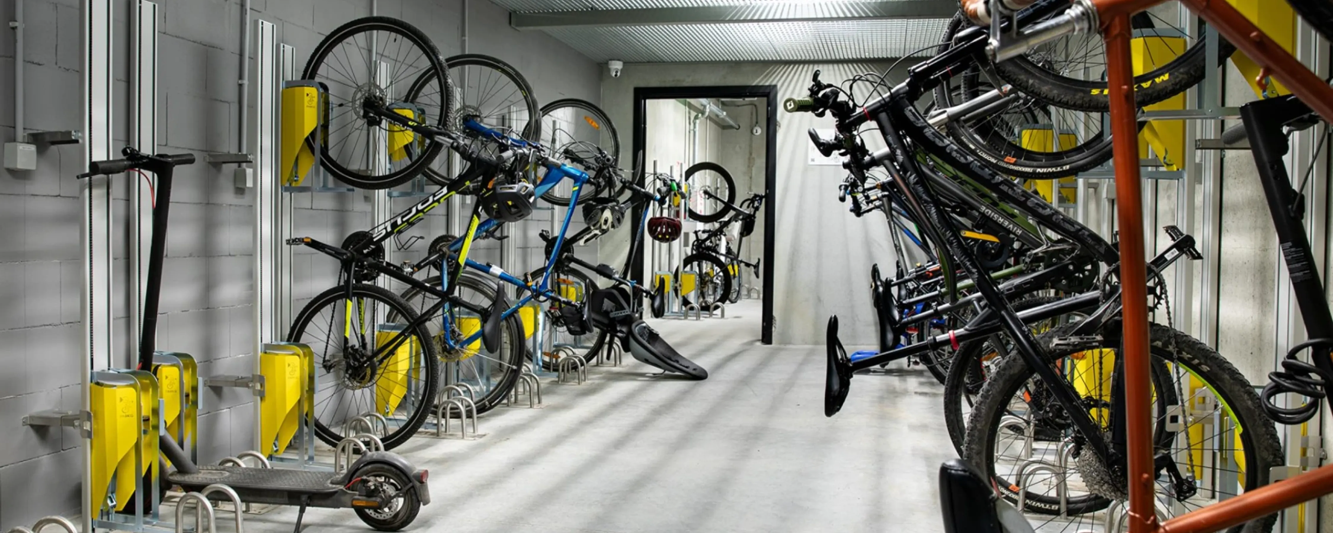 Vertical bike rack parkis