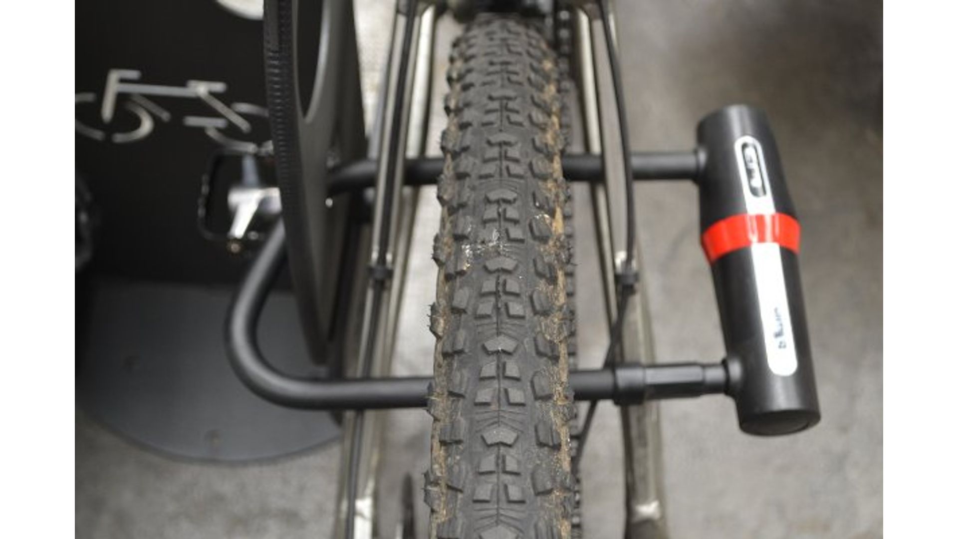 pedal-post-compact-lock.jpg