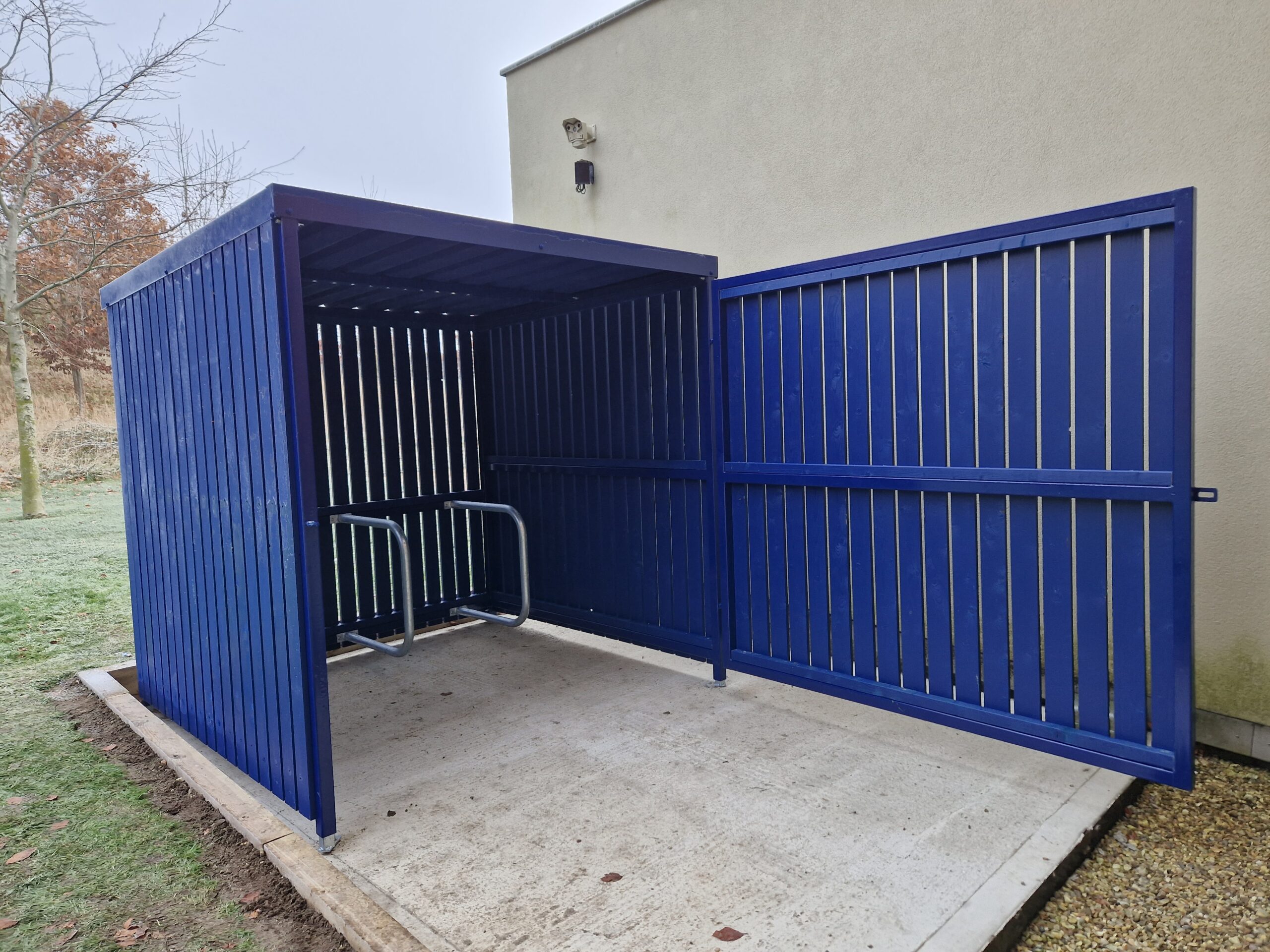  galvanised and powder-coated steel frame, 