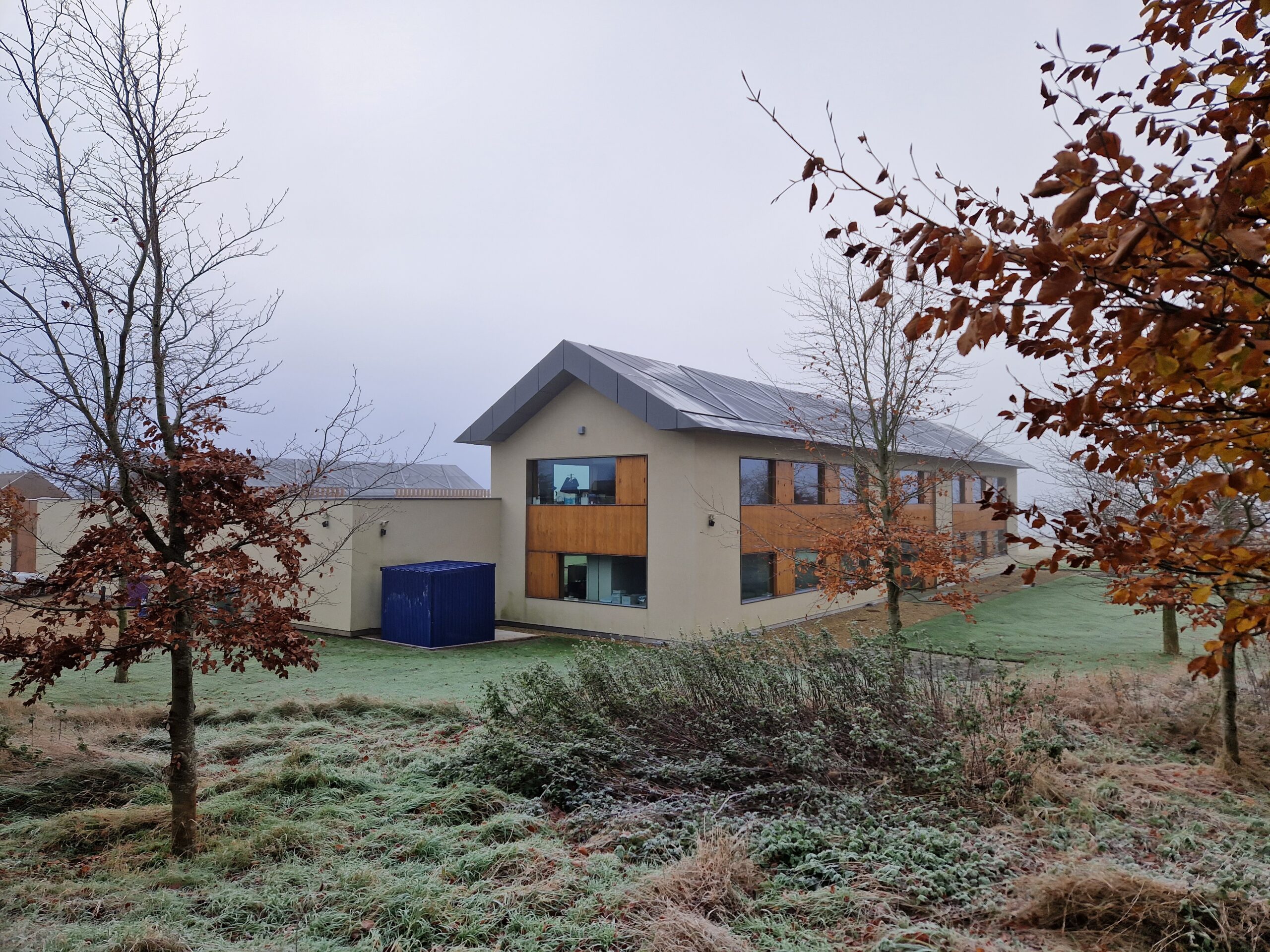  galvanised and powder-coated steel frame, 