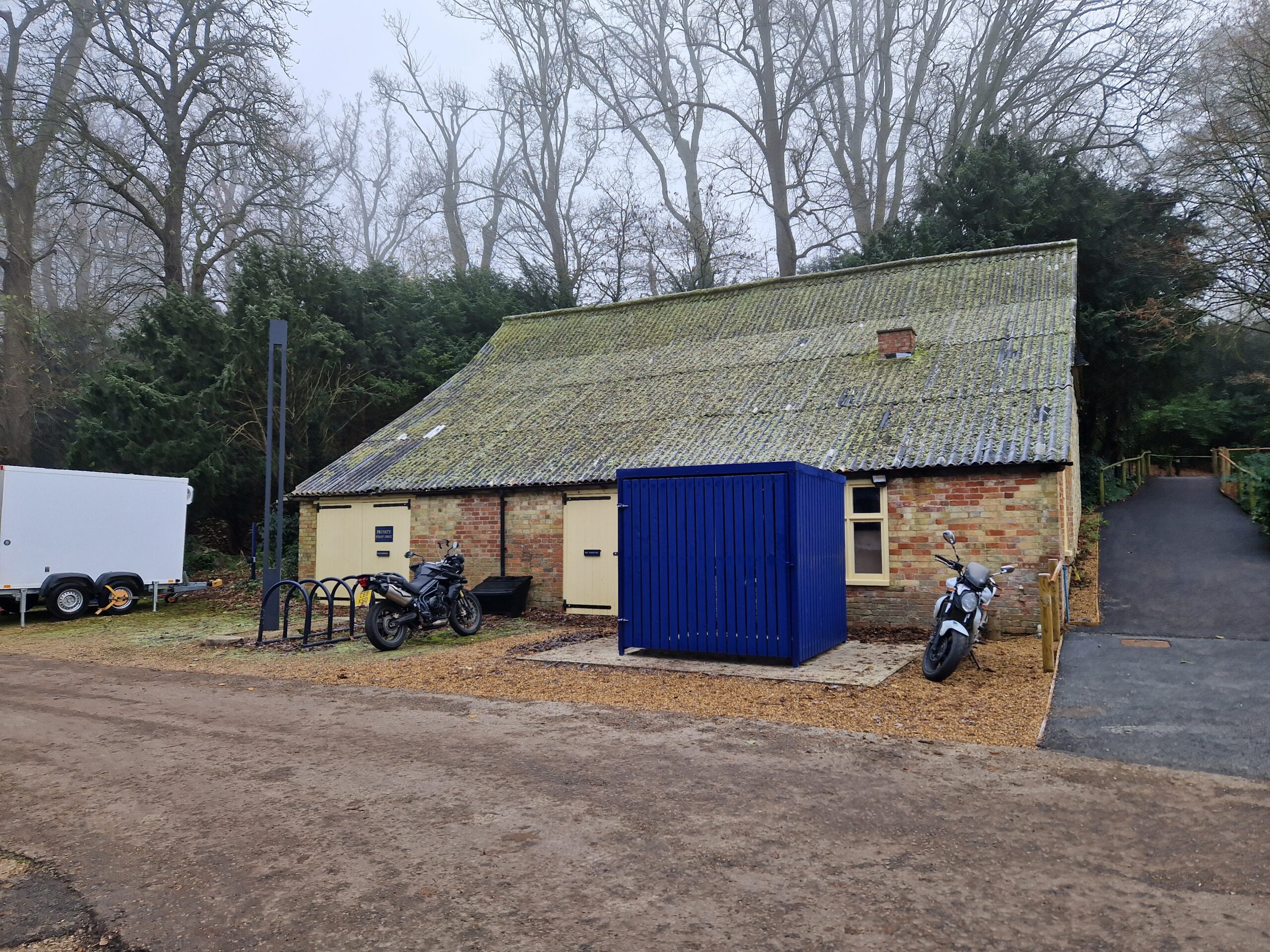  galvanised and powder-coated steel frame, 