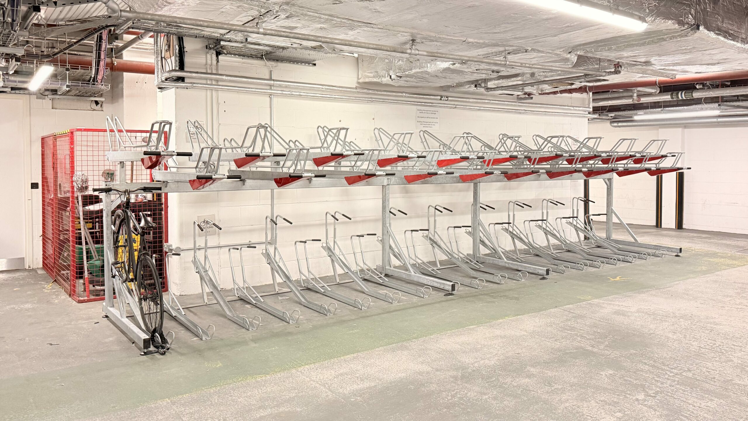 2 Park up two-tier bike rack. Gas assisted for ease of use. Making this product from Klaver Fietsparken a great solution for all users.
