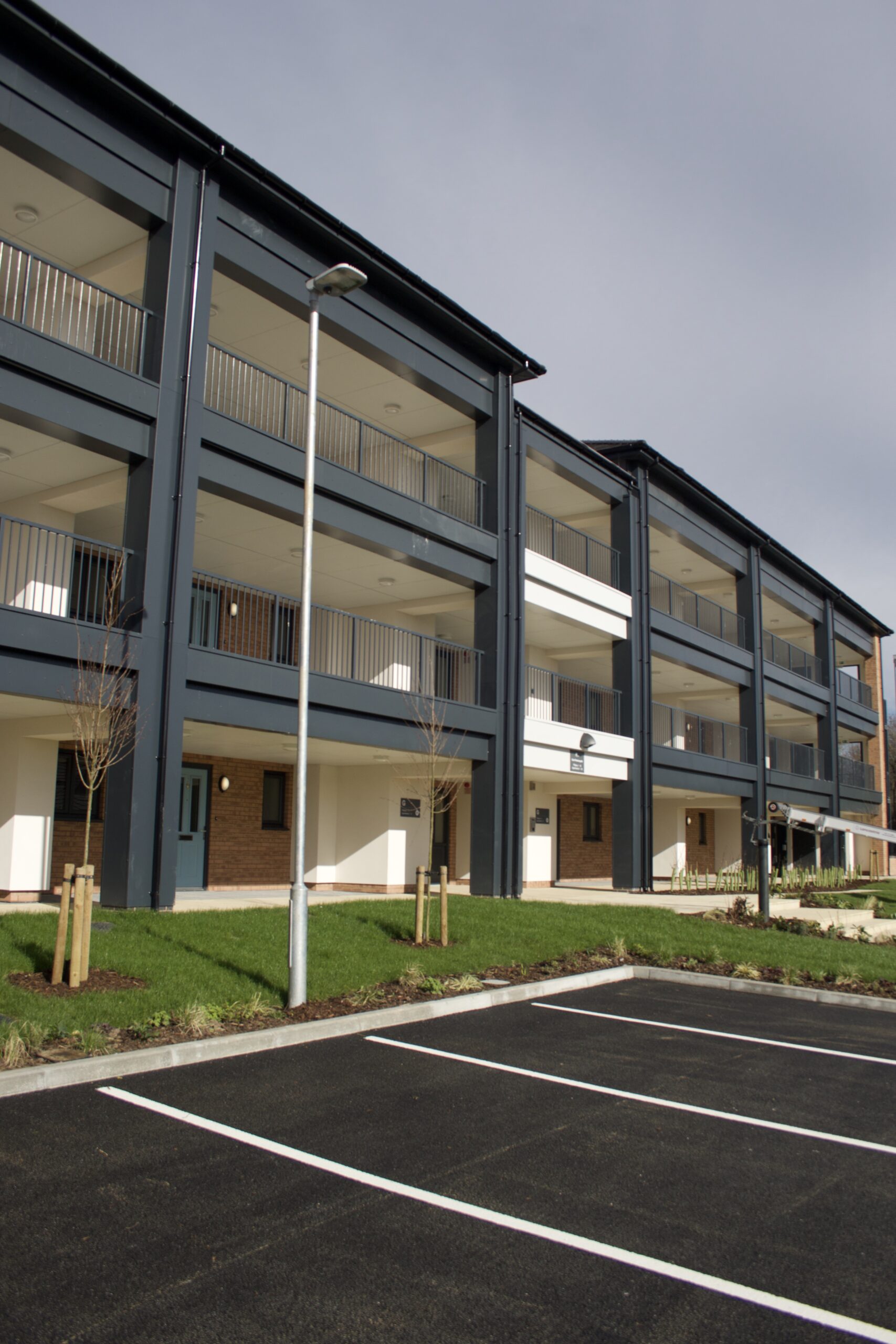 Cwrt Pentwmpath, Llay thumbnail