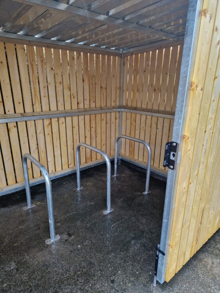 8 Space Timber Cycle Shelter The Garret Hotel & Restaurant