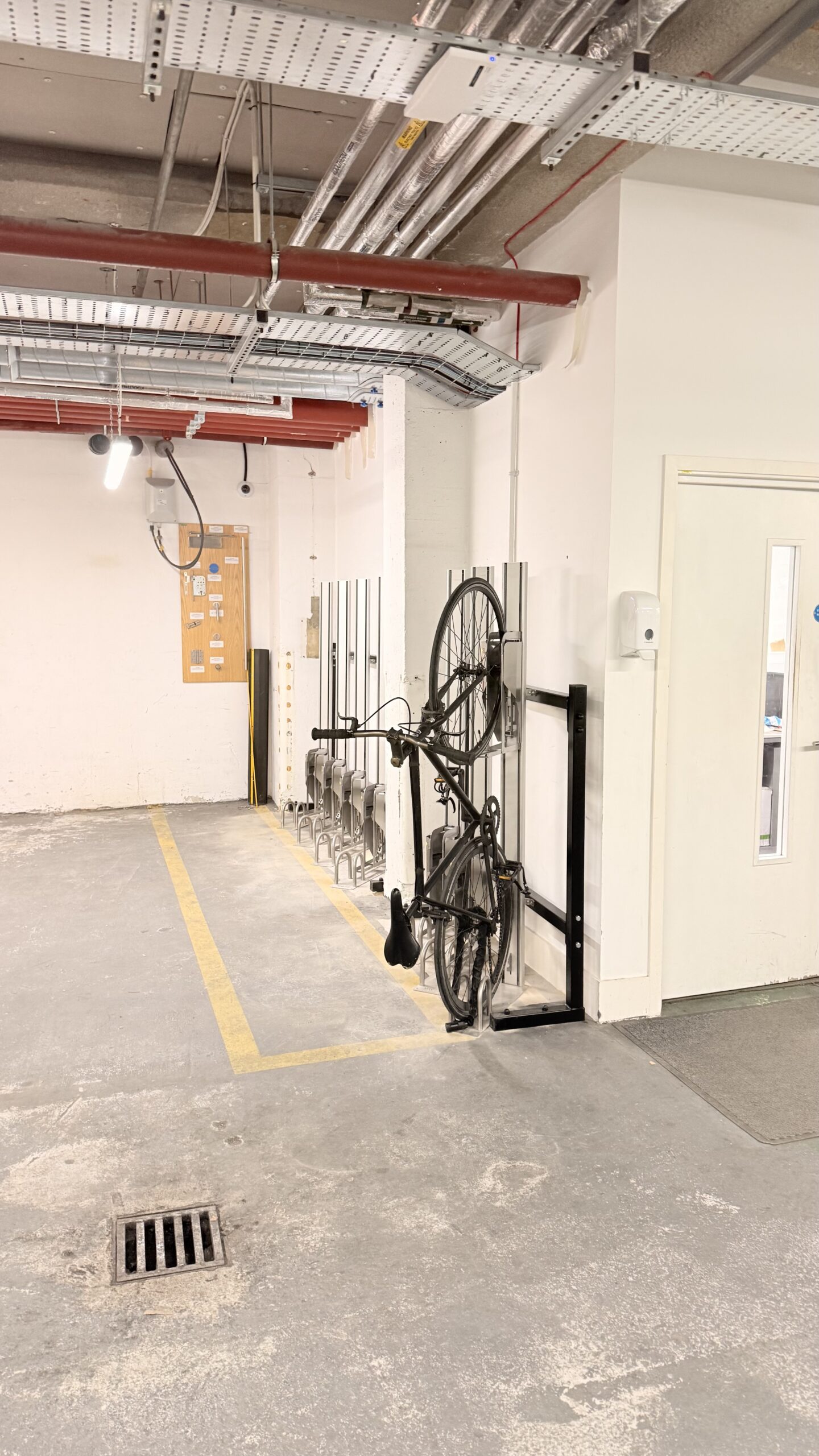 gas-assisted mechanism vertical bike rack